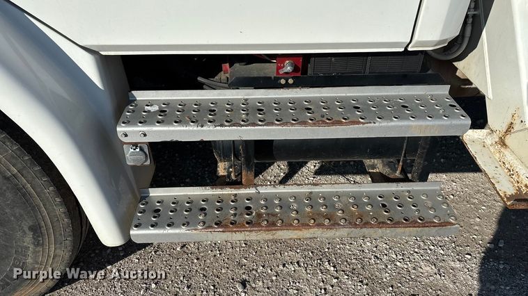 image for item EN5889 1999 Freightliner FL70 bucket truck