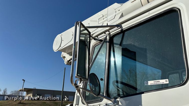 image for item EN5889 1999 Freightliner FL70 bucket truck