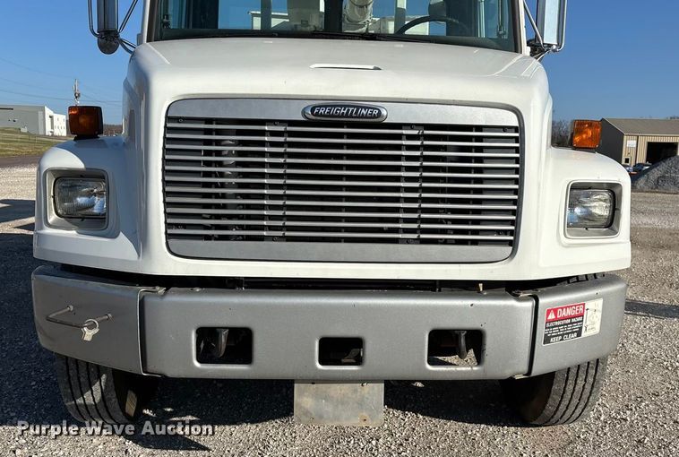 image for item EN5889 1999 Freightliner FL70 bucket truck