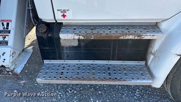 image for item EN5889 1999 Freightliner FL70 bucket truck