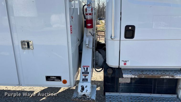 image for item EN5889 1999 Freightliner FL70 bucket truck