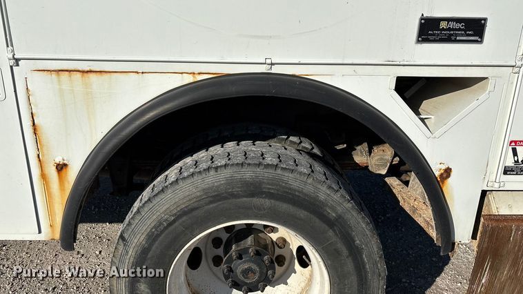 image for item EN5889 1999 Freightliner FL70 bucket truck