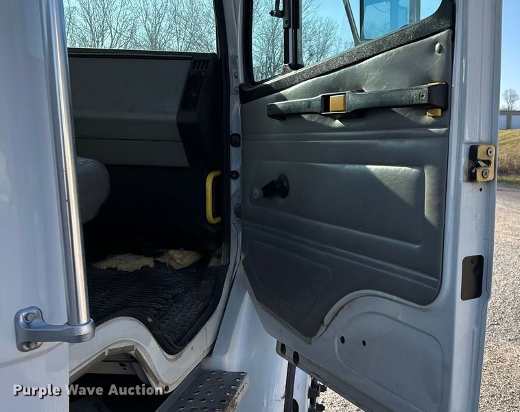 image for item EN5889 1999 Freightliner FL70 bucket truck