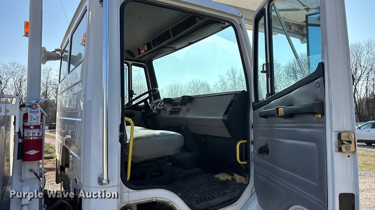 image for item EN5889 1999 Freightliner FL70 bucket truck