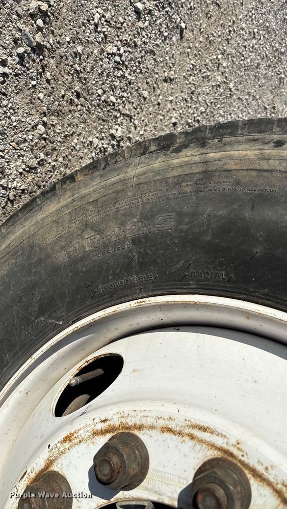 image for item EN5889 1999 Freightliner FL70 bucket truck