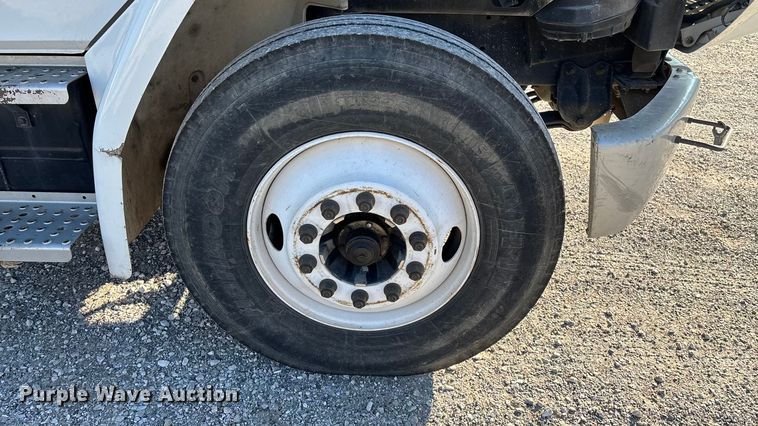 image for item EN5889 1999 Freightliner FL70 bucket truck