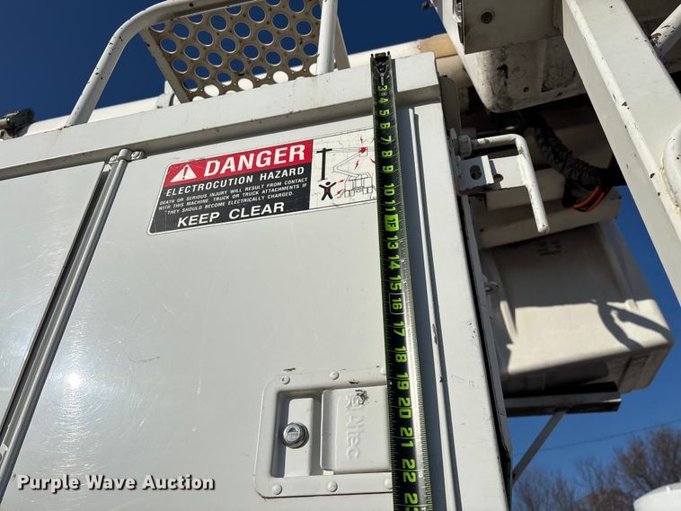 image for item EN5889 1999 Freightliner FL70 bucket truck