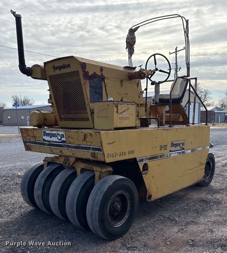 image for item EP2667 Ferguson SR-912 pneumatic roller