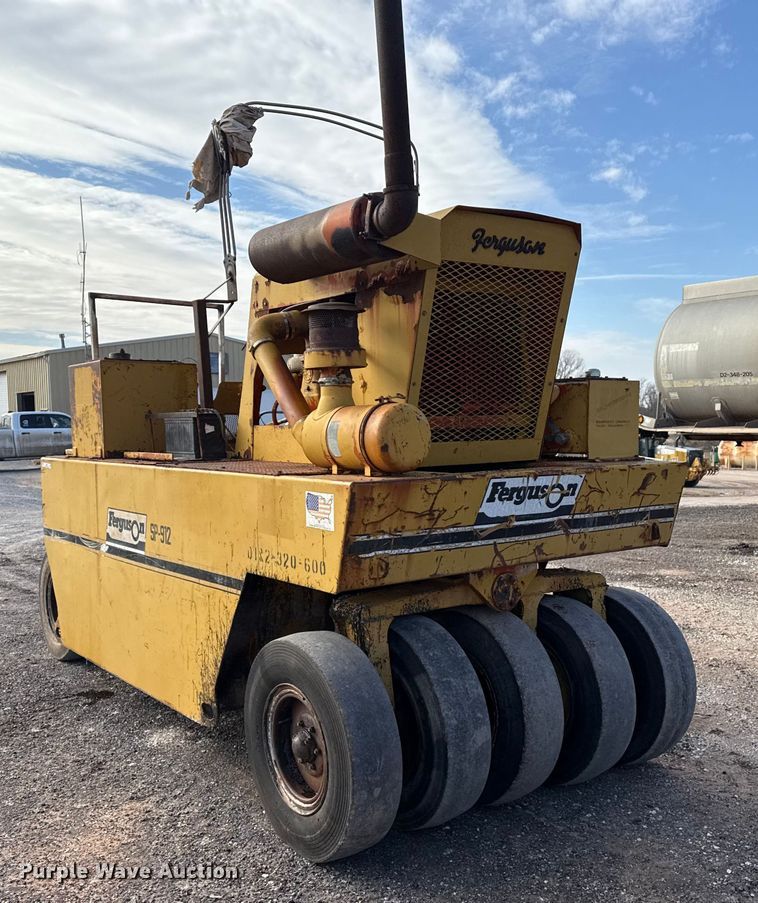 image for item EP2667 Ferguson SR-912 pneumatic roller