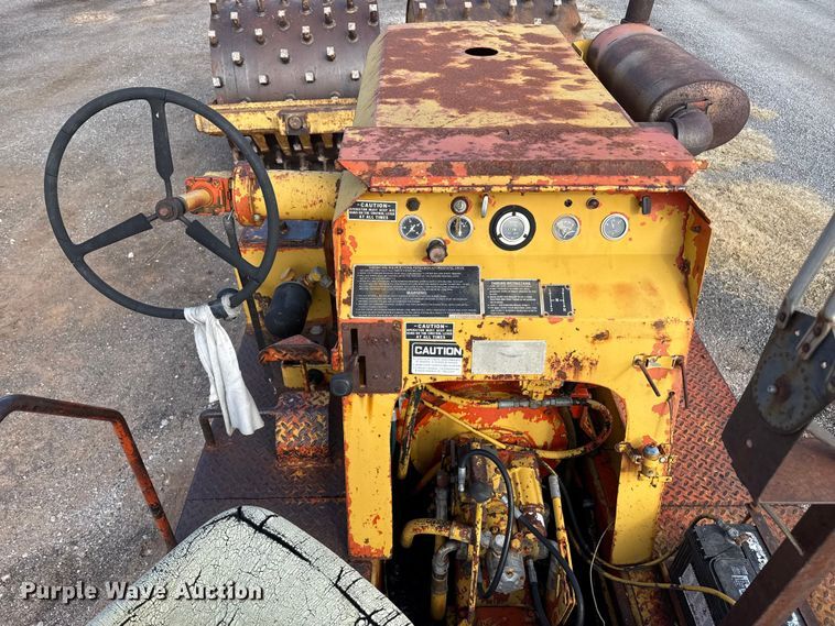 image for item EP2667 Ferguson SR-912 pneumatic roller