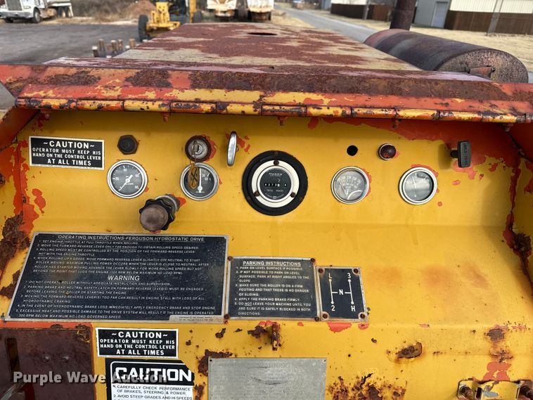 image for item EP2667 Ferguson SR-912 pneumatic roller