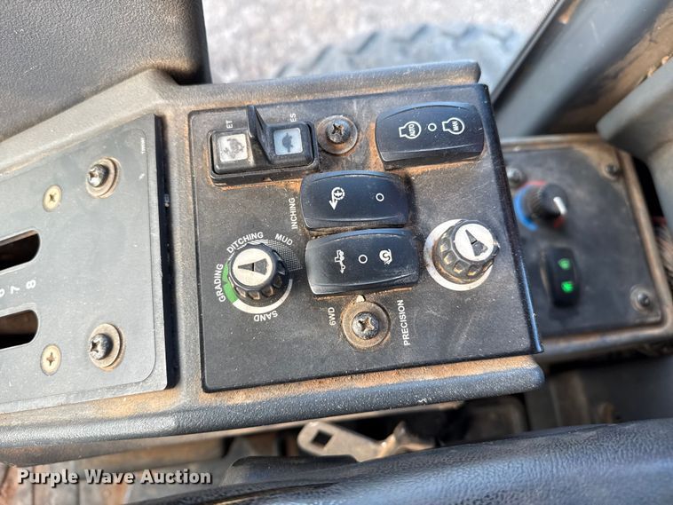 image for item EP2669 2014 John Deere 772G motor grader