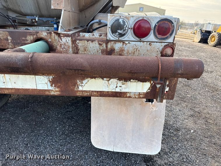 image for item EP2670 1981 VIM tank trailer