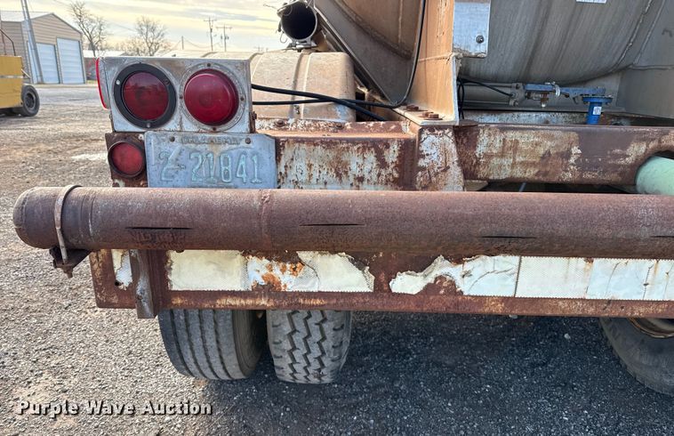 image for item EP2670 1981 VIM tank trailer