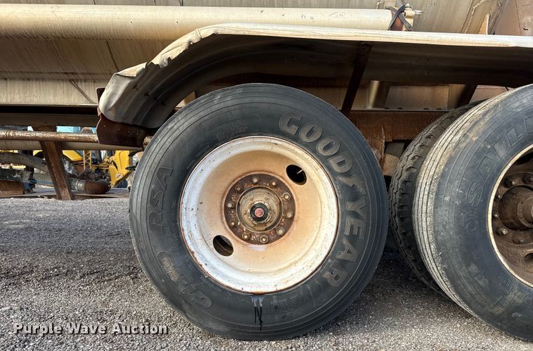 image for item EP2670 1981 VIM tank trailer