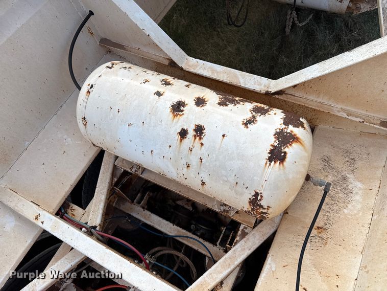 image for item EP2672 2011 Corn Belt Mfg  S4002 bottom dump trailer