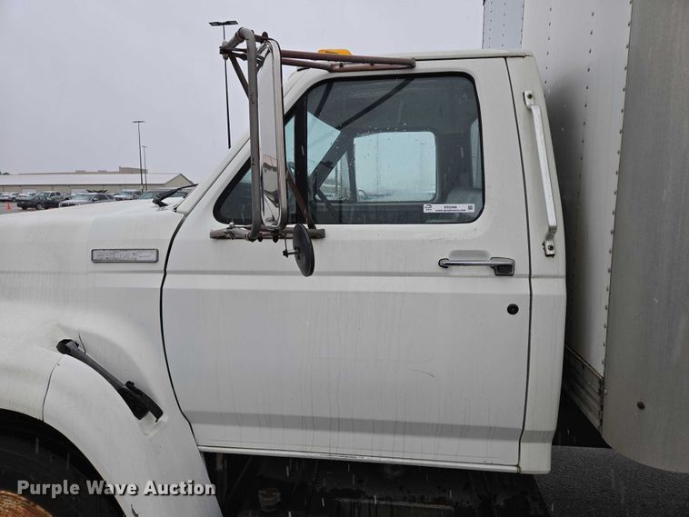 image for item ES2566 1995 Ford F800 box truck