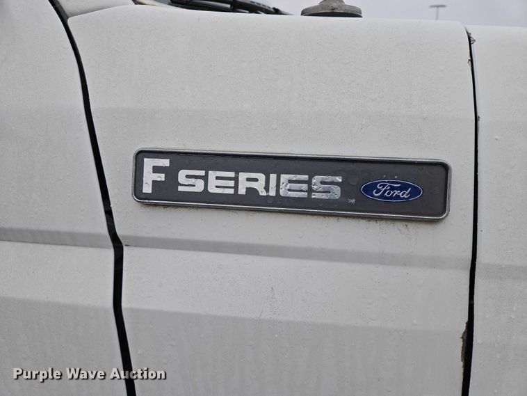 image for item ES2566 1995 Ford F800 box truck