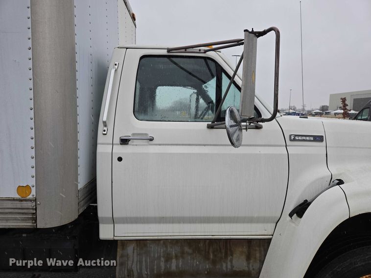 image for item ES2566 1995 Ford F800 box truck