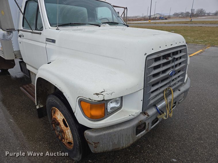 image for item ES2566 1995 Ford F800 box truck