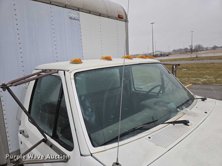 image for item ES2566 1995 Ford F800 box truck