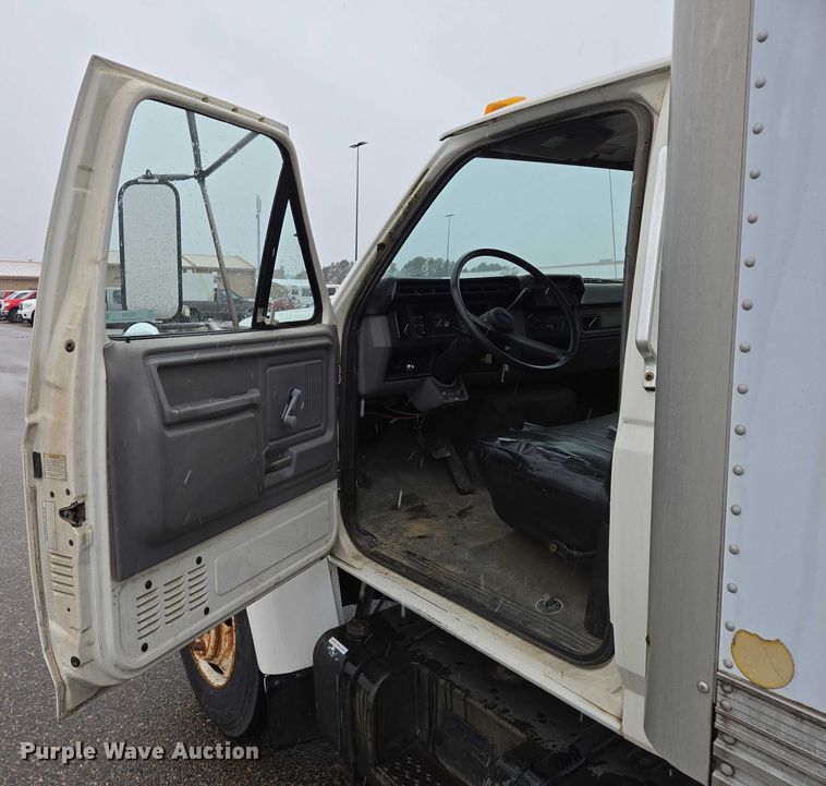 image for item ES2566 1995 Ford F800 box truck