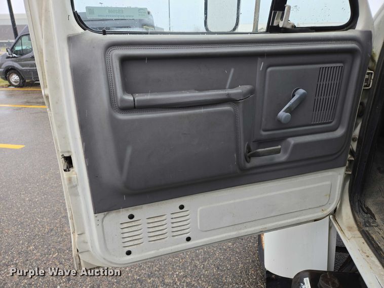 image for item ES2566 1995 Ford F800 box truck