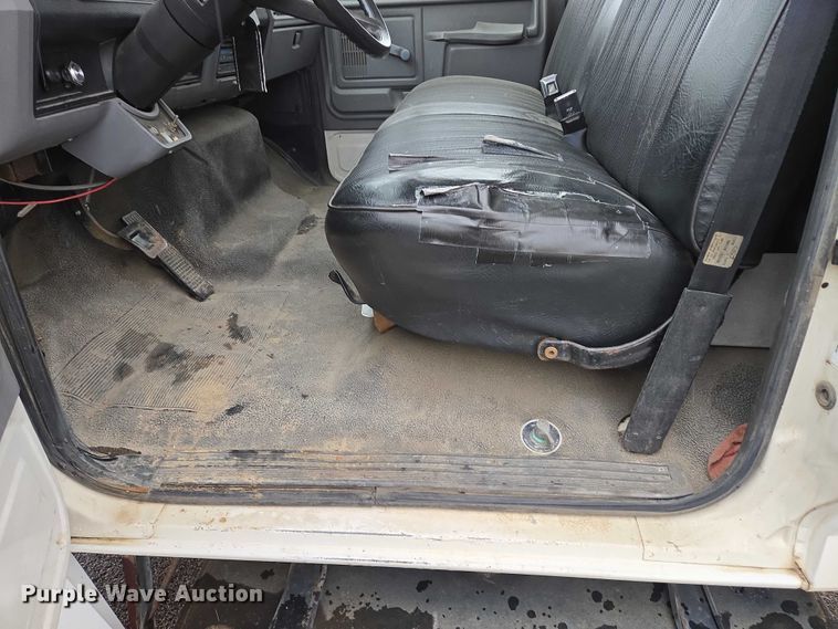 image for item ES2566 1995 Ford F800 box truck