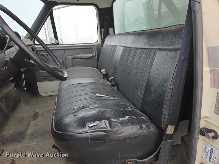 image for item ES2566 1995 Ford F800 box truck