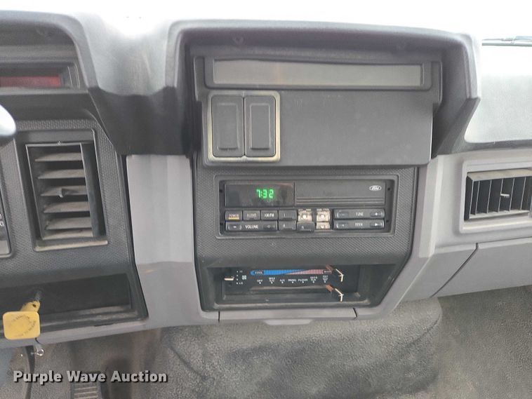 image for item ES2566 1995 Ford F800 box truck