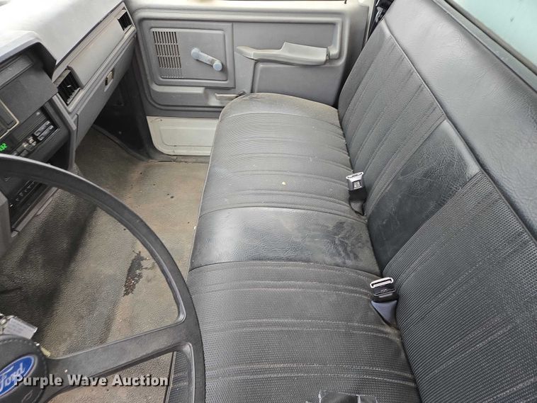 image for item ES2566 1995 Ford F800 box truck