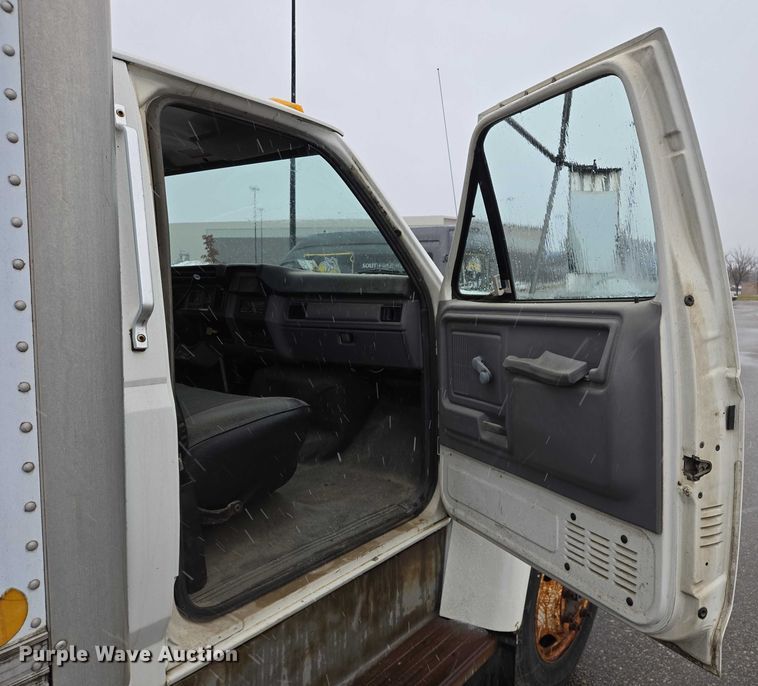 image for item ES2566 1995 Ford F800 box truck