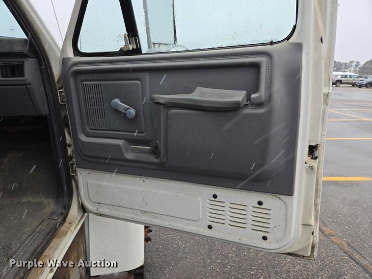 image for item ES2566 1995 Ford F800 box truck