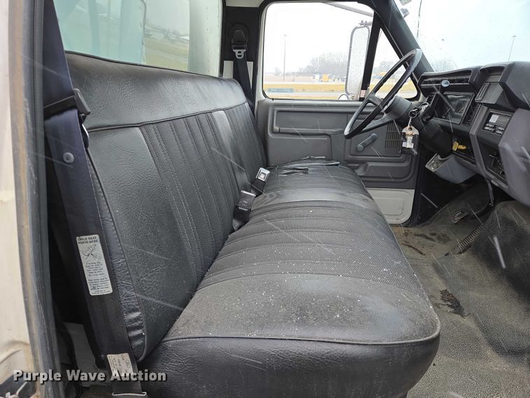 image for item ES2566 1995 Ford F800 box truck