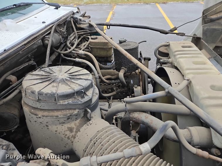 image for item ES2566 1995 Ford F800 box truck