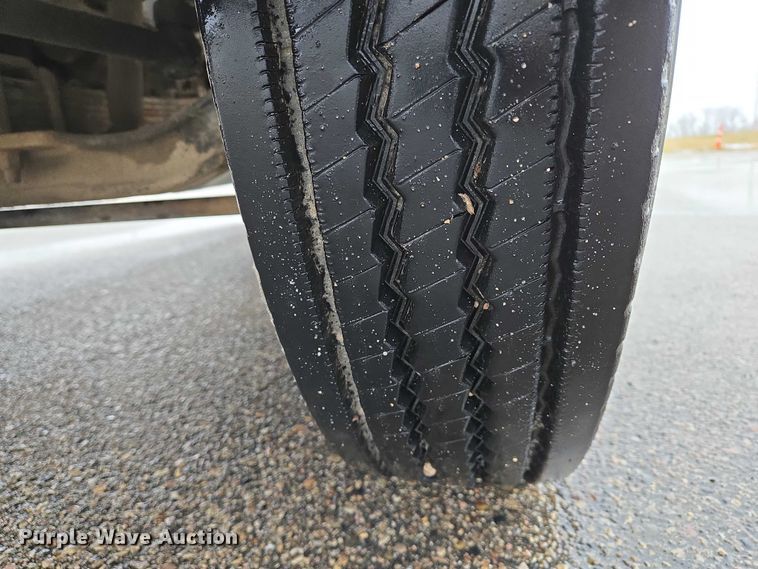 image for item ES2566 1995 Ford F800 box truck