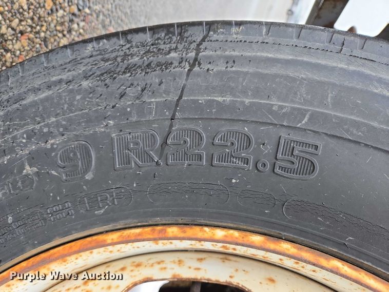 image for item ES2566 1995 Ford F800 box truck