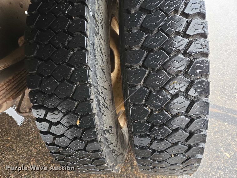 image for item ES2566 1995 Ford F800 box truck