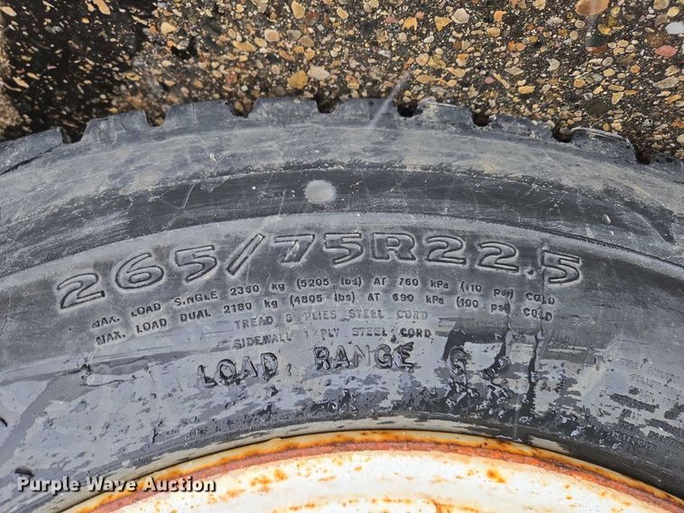 image for item ES2566 1995 Ford F800 box truck