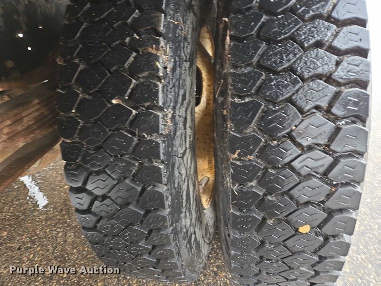 image for item ES2566 1995 Ford F800 box truck