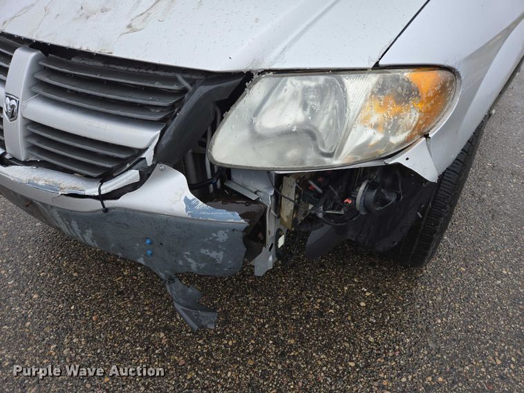 image for item ES2567 2005 Dodge Caravan van