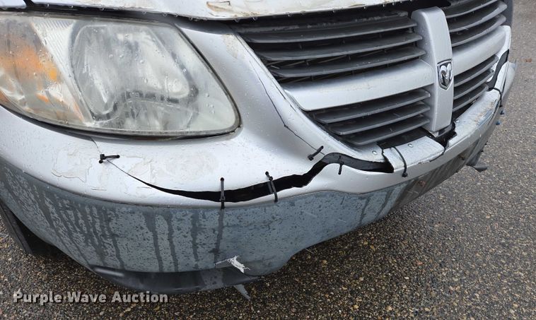 image for item ES2567 2005 Dodge Caravan van