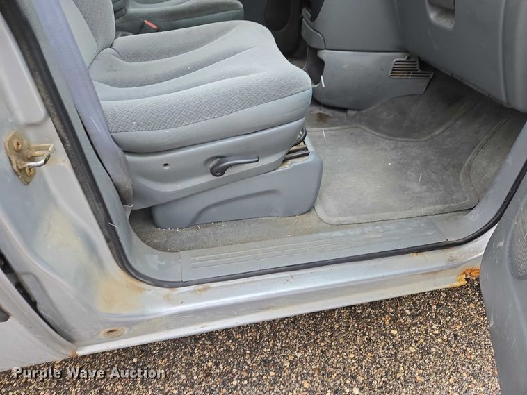 image for item ES2567 2005 Dodge Caravan van