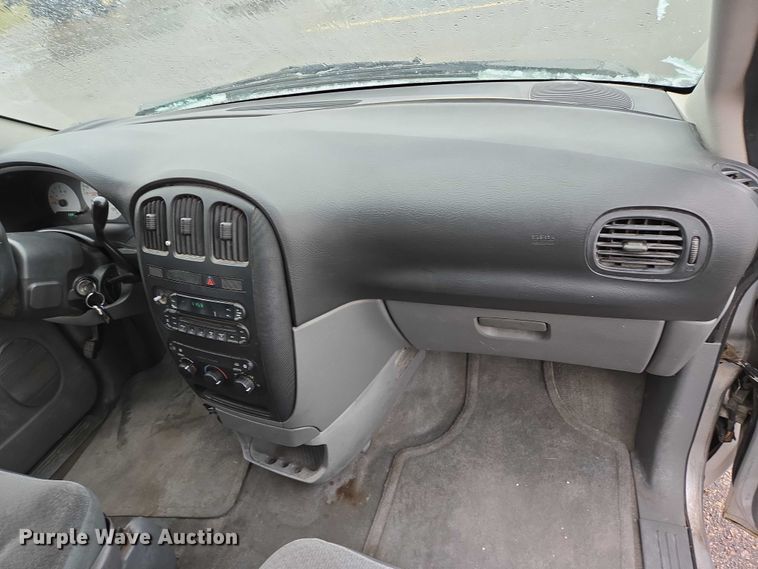 image for item ES2567 2005 Dodge Caravan van