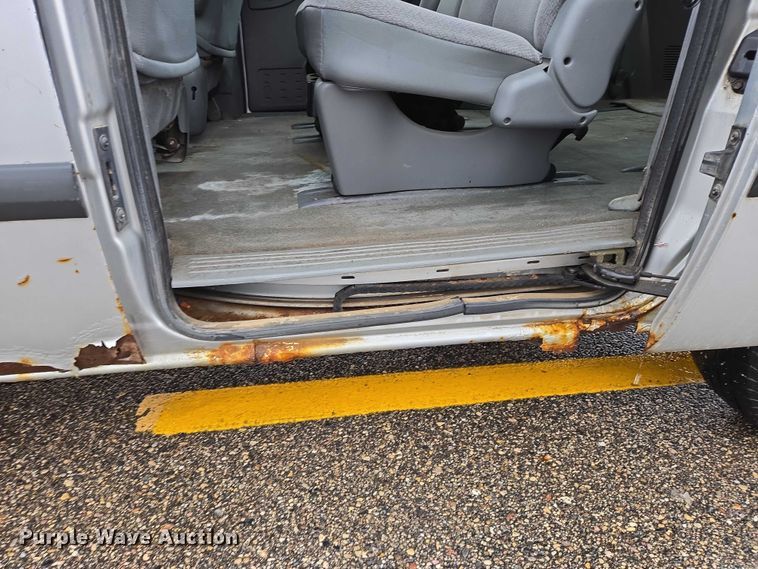 image for item ES2567 2005 Dodge Caravan van