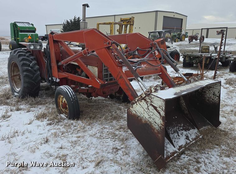 image for item ES2606 International 574 tractor