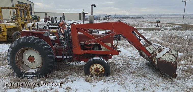 image for item ES2606 International 574 tractor