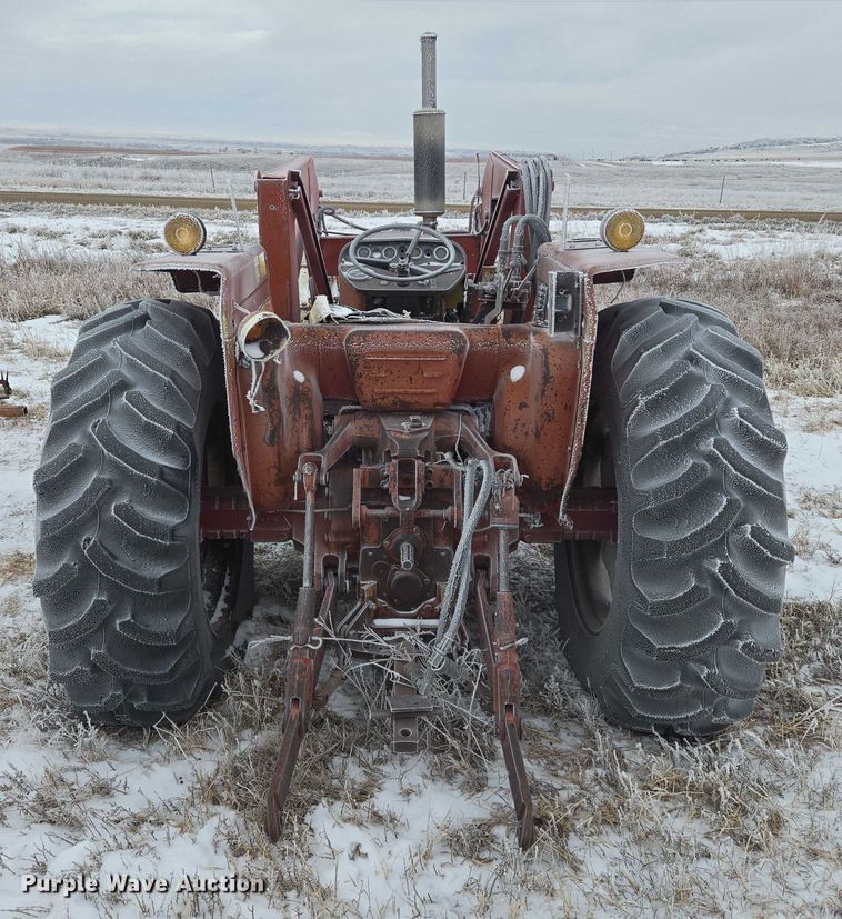 image for item ES2606 International 574 tractor