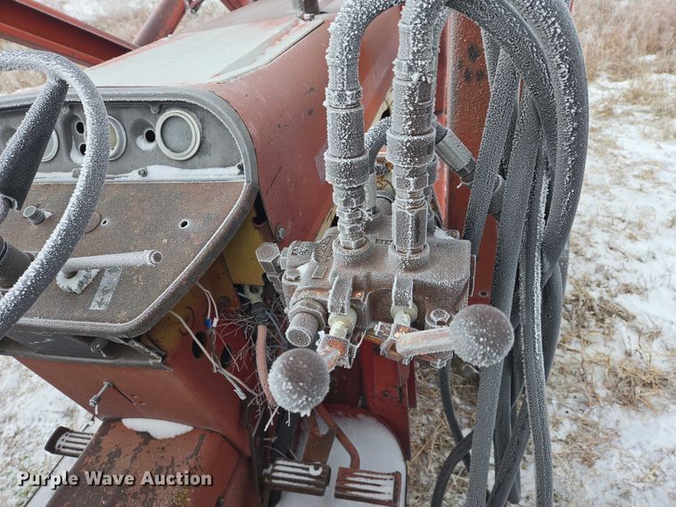 image for item ES2606 International 574 tractor