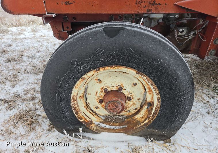 image for item ES2606 International 574 tractor